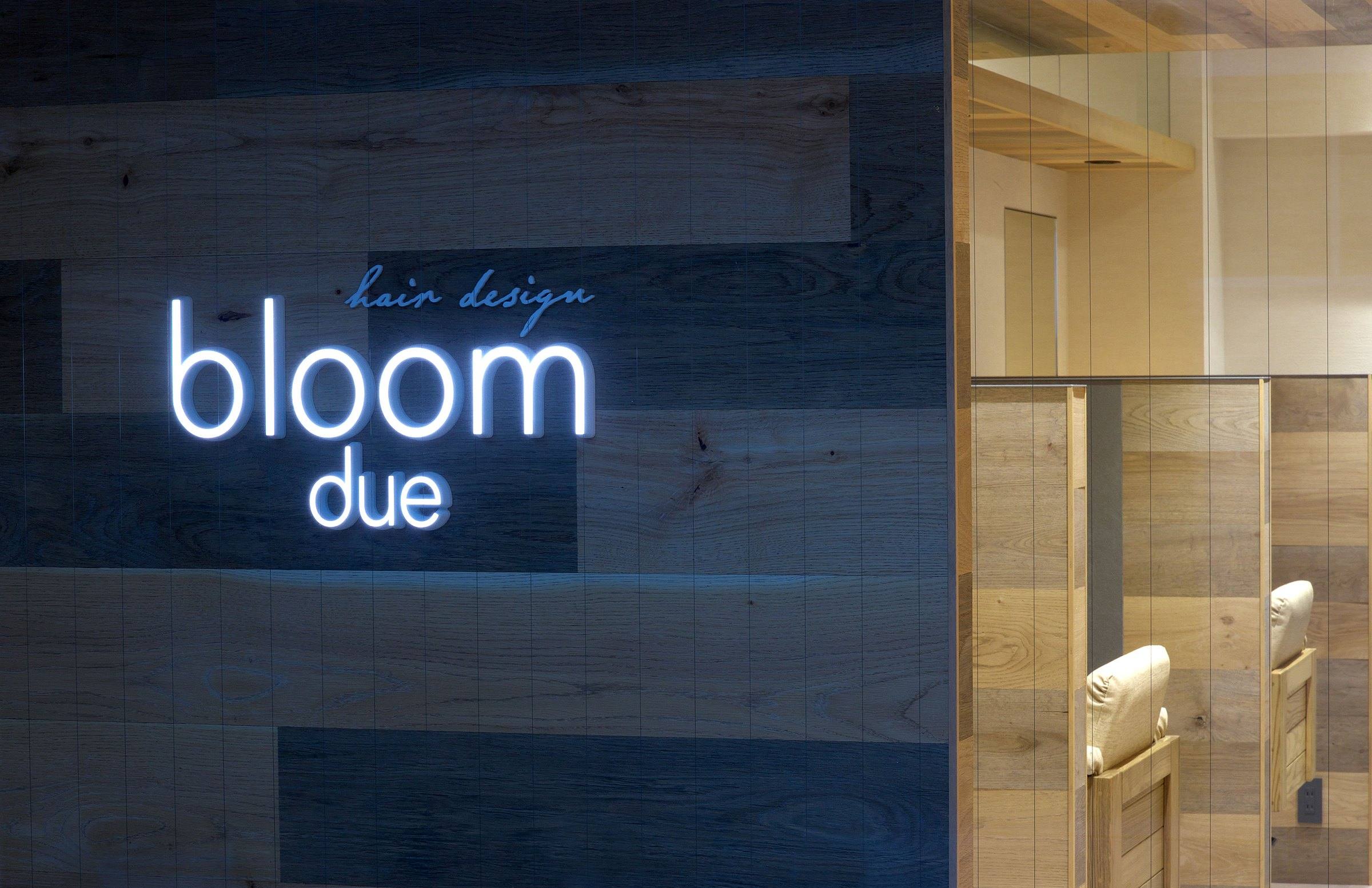 店内の壁にある bloom due のロゴサイン