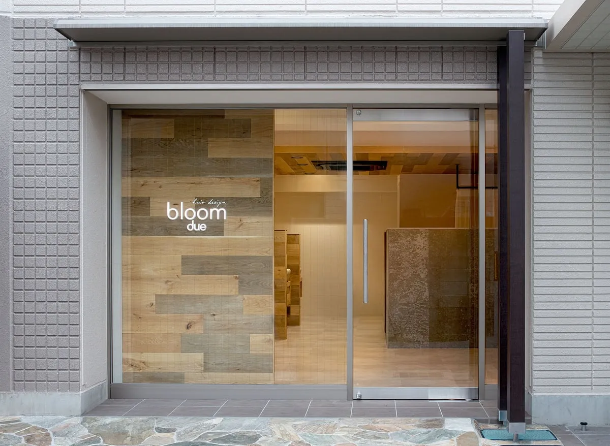 bloom hair design due の入口。ガラス扉の奥に店内が見える