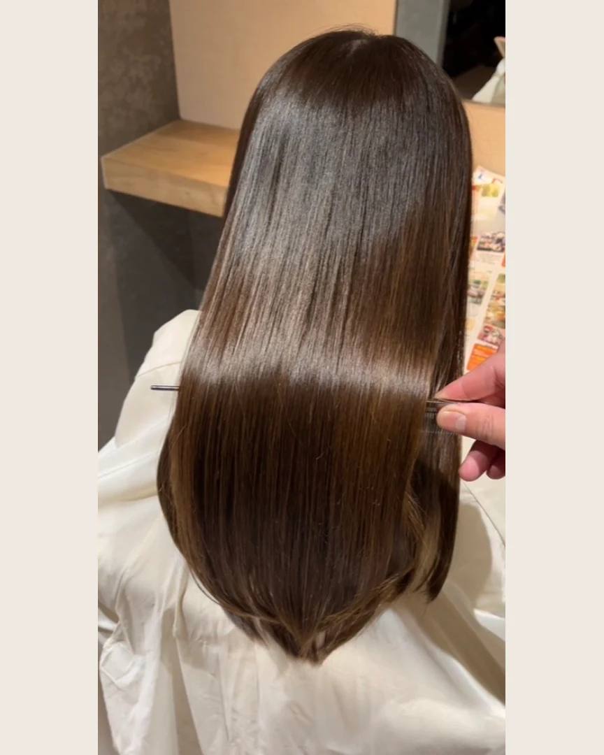 施術後。うねりと広がりがおさまり、根元から毛先まで艶のあるストレート。毛先までまとまっている