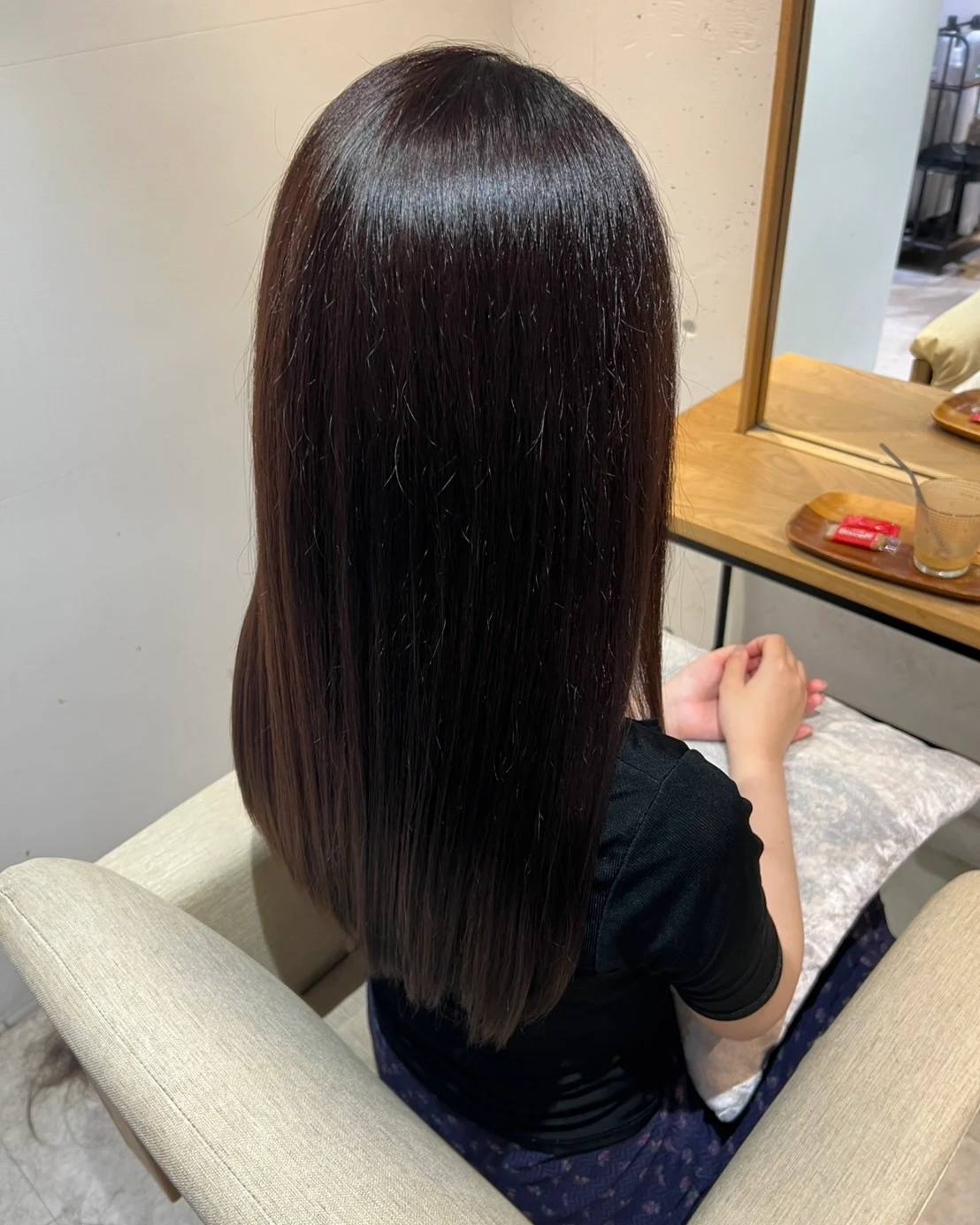 施術後。後ろから見たロング。うねりと広がりがおさまり、根元から毛先まで艶のあるストレート