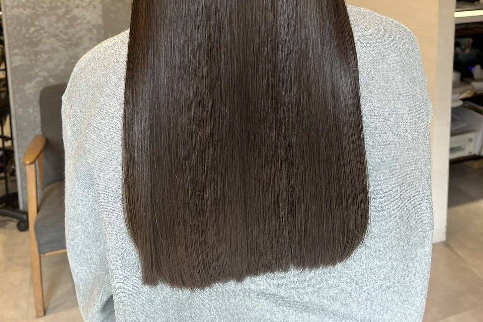 due での美髪矯正（縮毛矯正）のスタイル例。後ろ姿の、毛先までまとまったストレート